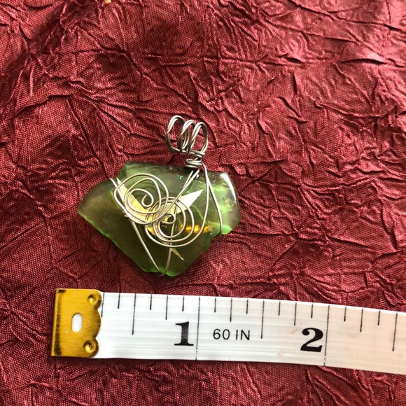 Bundle of hand polished glass art & wire pendants. - Picture 6 of 13